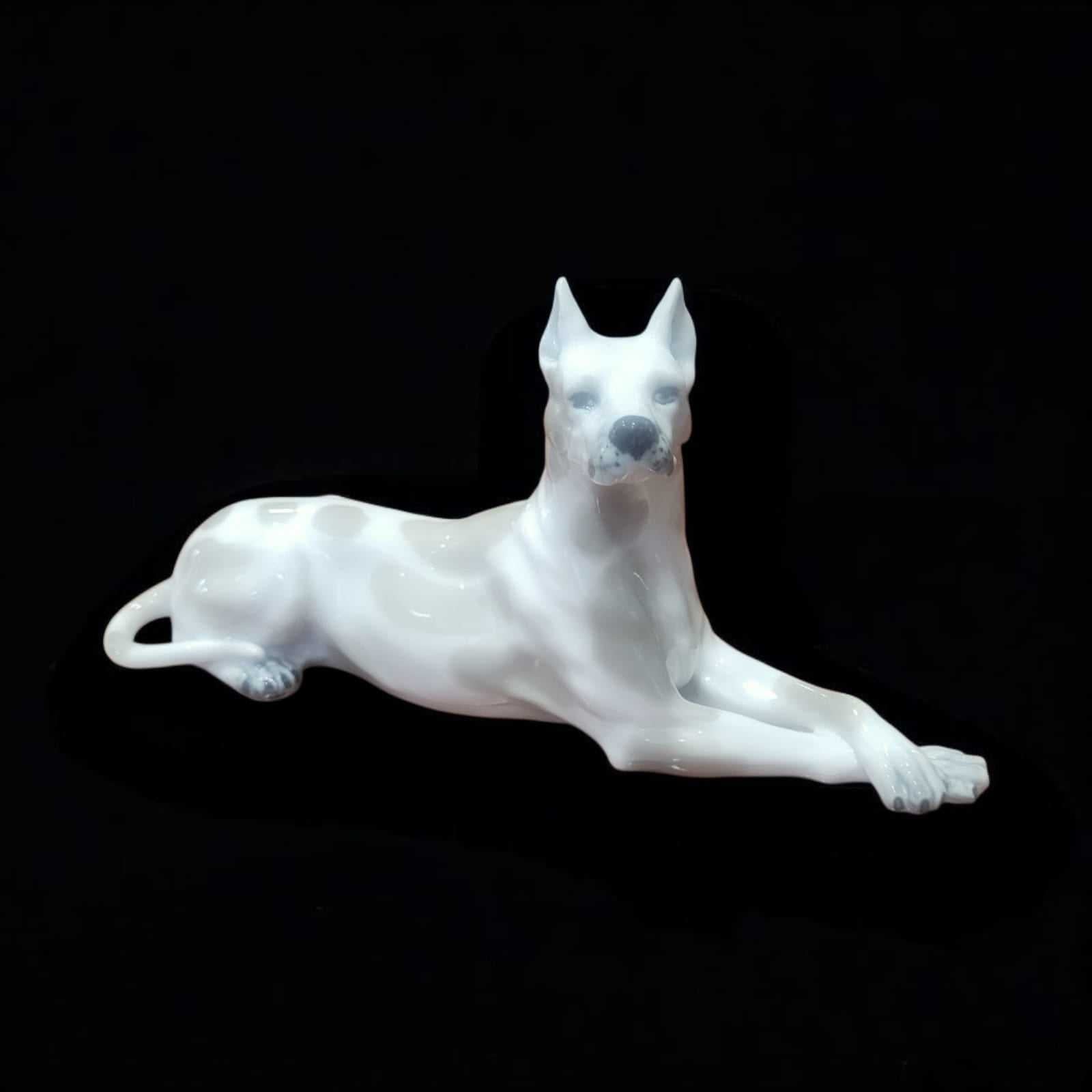 Figura de perro de porcelana Leonardo PEYRO estilo Gran Danés, elegante y detallada, ideal para decoración de interiores en limbaproecher.com.