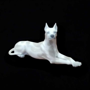 Figura de perro de porcelana Leonardo PEYRO estilo Gran Danés, elegante y detallada, ideal para decoración de interiores en limbaproecher.com.