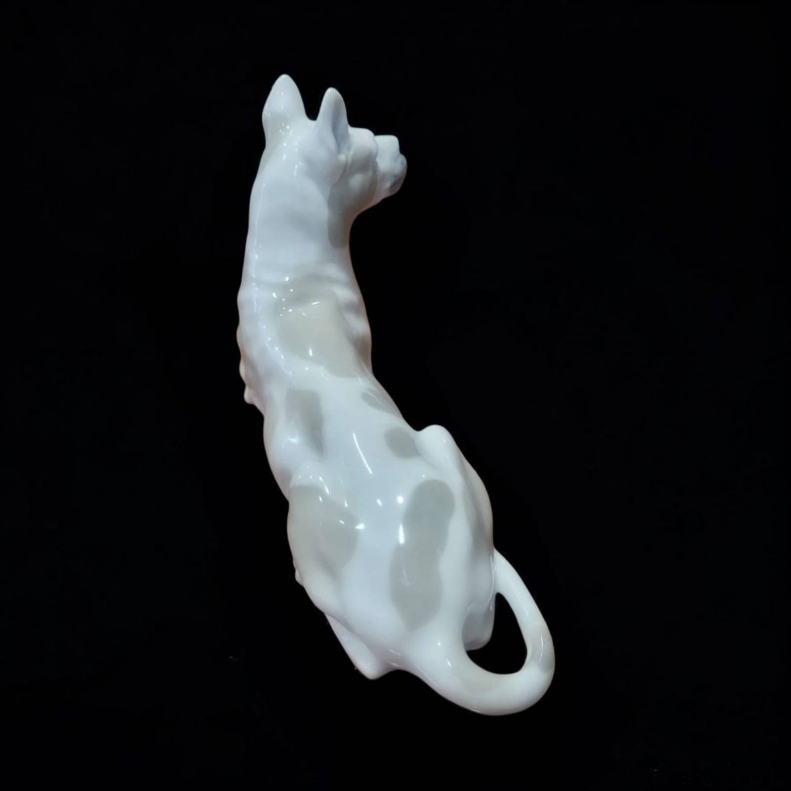 Detalle superior del perro de porcelana Leonardo PEYRO, con manchas grises y diseño estilizado, pieza exclusiva para decoración de hogar y jardín.
