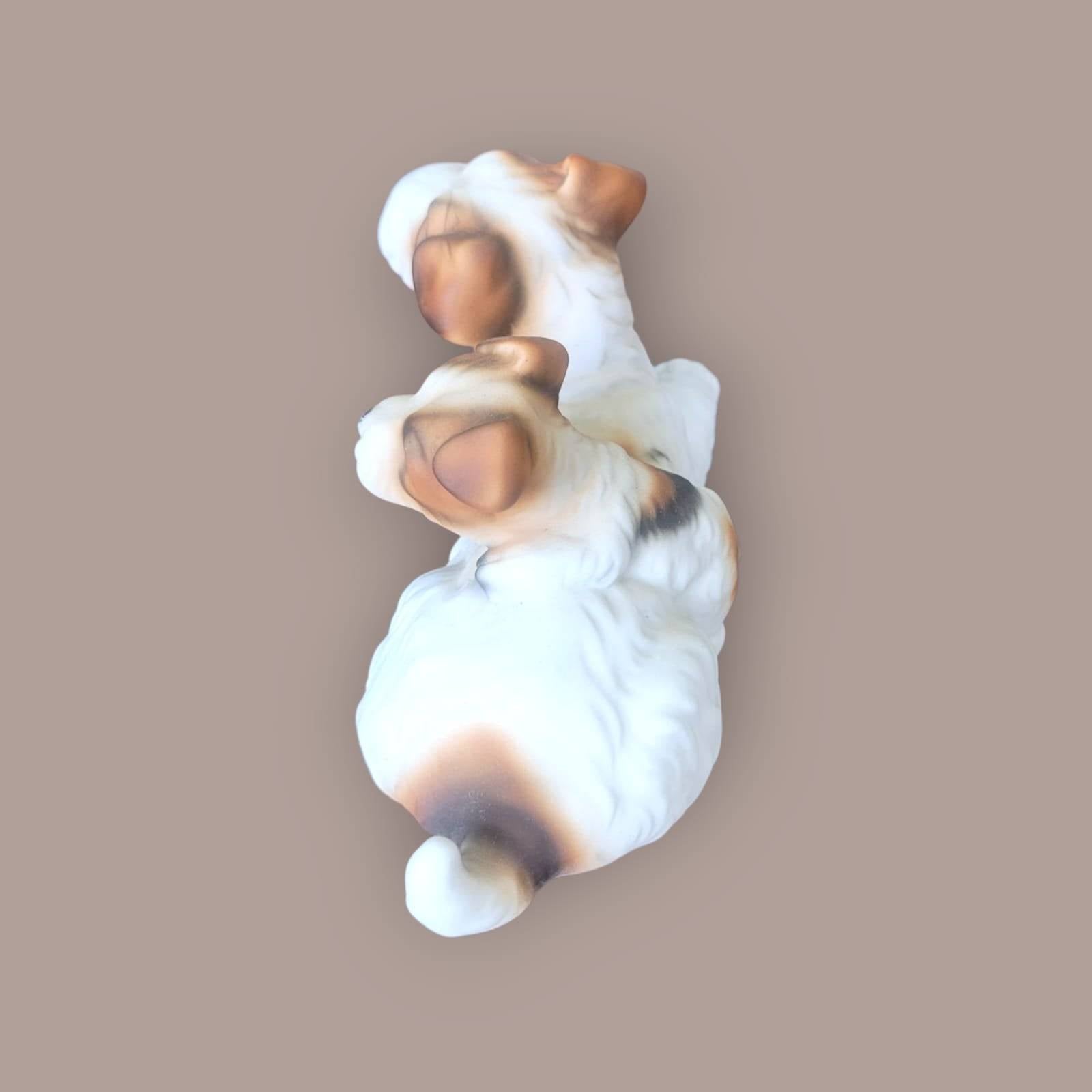 Vista superior de figura biscuit Jack Russell Terrier con cachorro. Escultura realista en porcelana para decoración de interiores o coleccionismo.