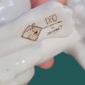 Sello NAO Lladró en la base de la figura de porcelana, autenticando la pieza como original hecha a mano en España.
