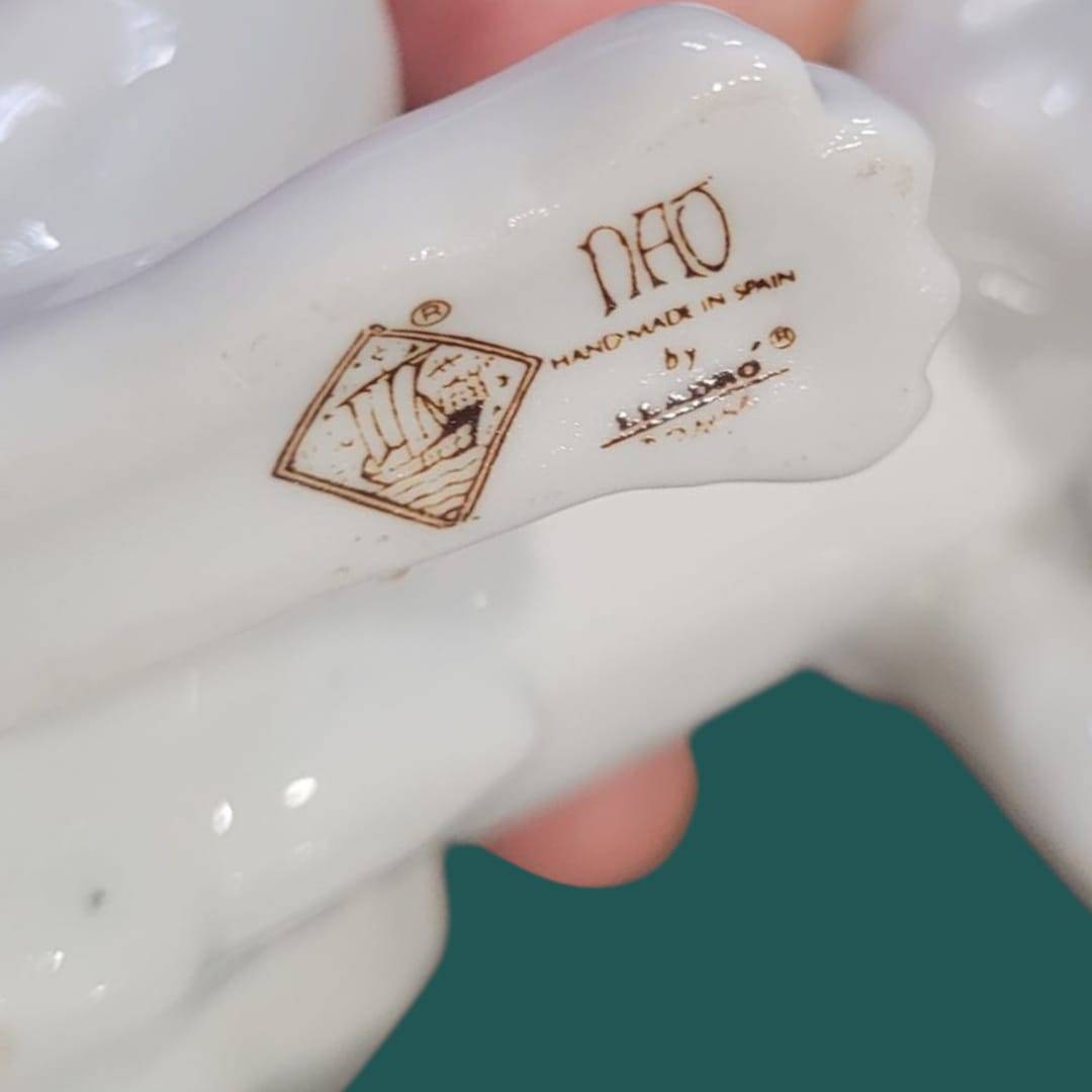 Sello NAO Lladró en la base de la figura de porcelana, autenticando la pieza como original hecha a mano en España.