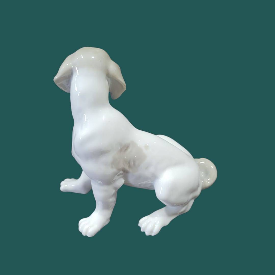 Parte trasera de la figura perro NAO Lladró - Porcelana Cachorro Sentado, perfecta para coleccionistas de figuras decorativas de alta gama.