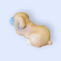 Vista trasera de figura antigua de perro Boxer en porcelana biscuit alemana de los años 50. Detalles suaves y acabado realista de Limbach.
