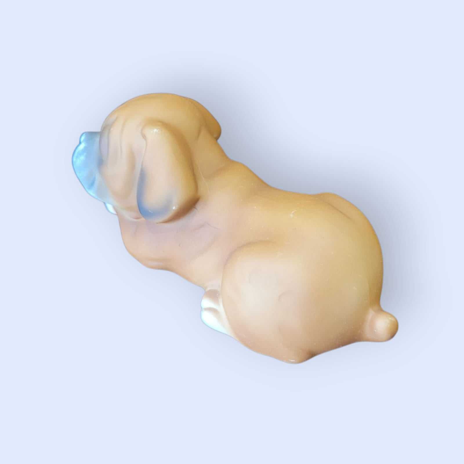 Vista trasera de figura antigua de perro Boxer en porcelana biscuit alemana de los años 50. Detalles suaves y acabado realista de Limbach.