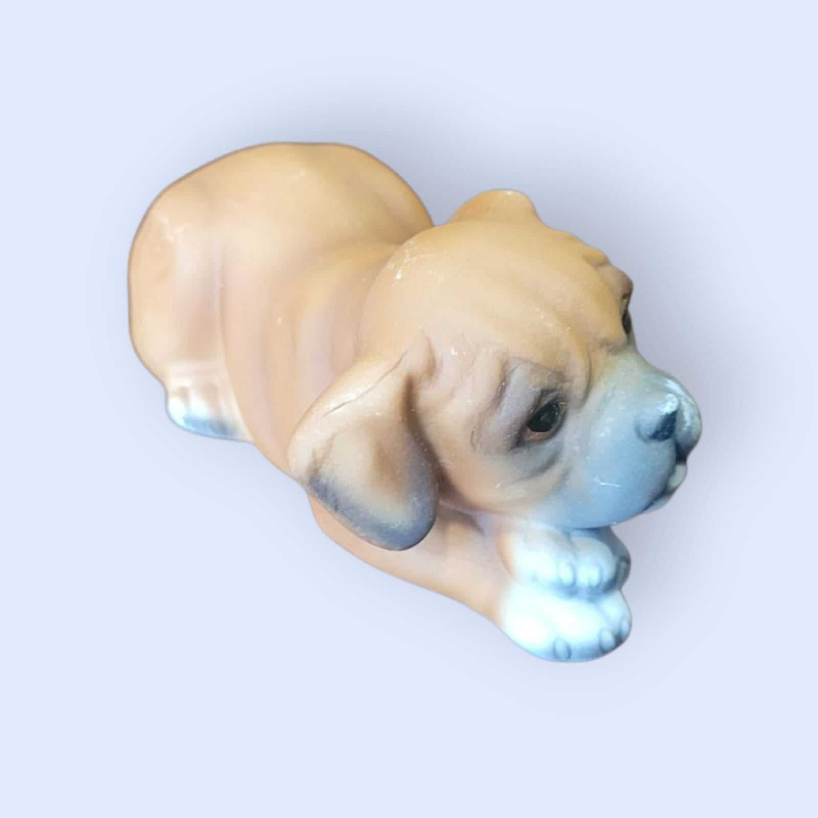 Figura decorativa de cachorro Boxer en porcelana biscuit alemana Limbach años 50. Ideal para decoración retro y colecciones temáticas.