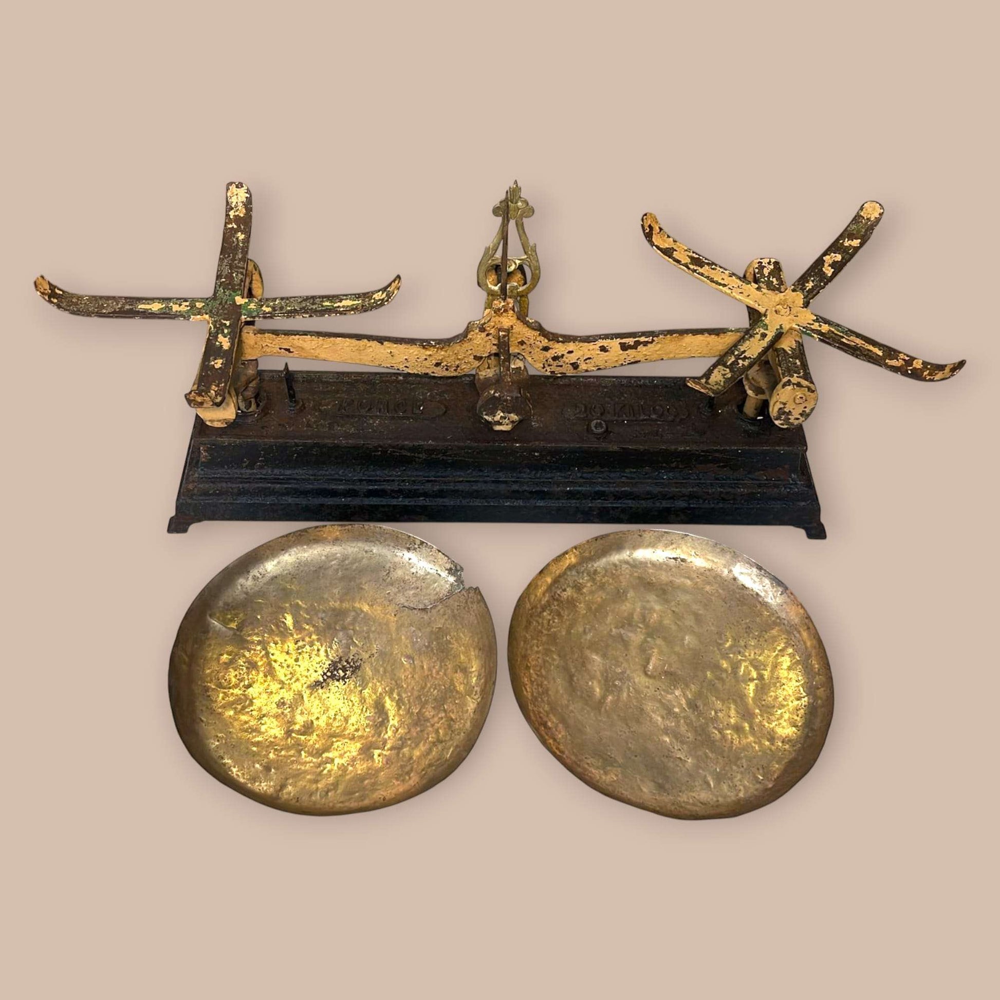 Detalle de los platos metálicos de la balanza antigua de hierro.