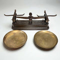 Balanza antigua de hierro con platos metálicos de 24 cm.