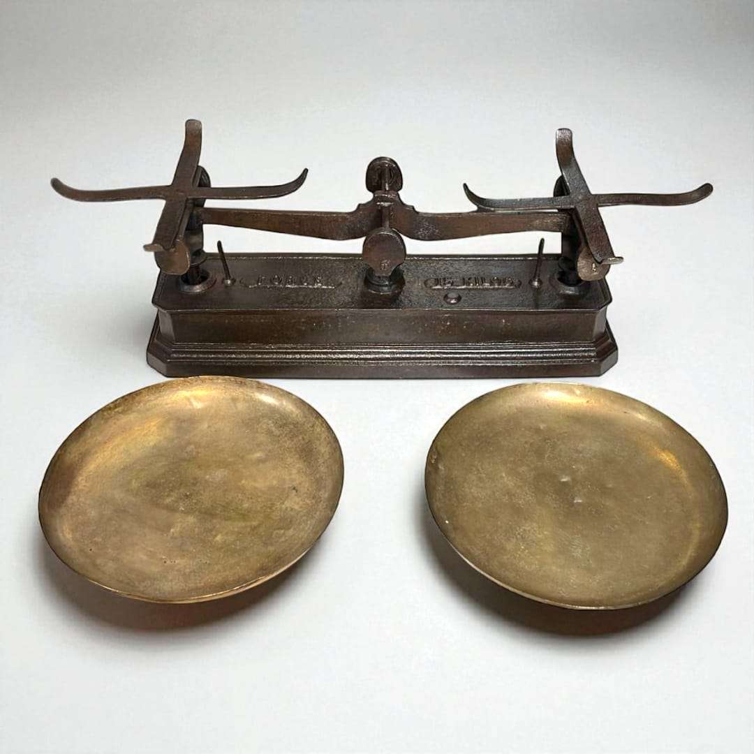 Balanza antigua de hierro con platos metálicos de 24 cm.