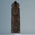 Pestillo de puerta antiguo de hierro forjado.