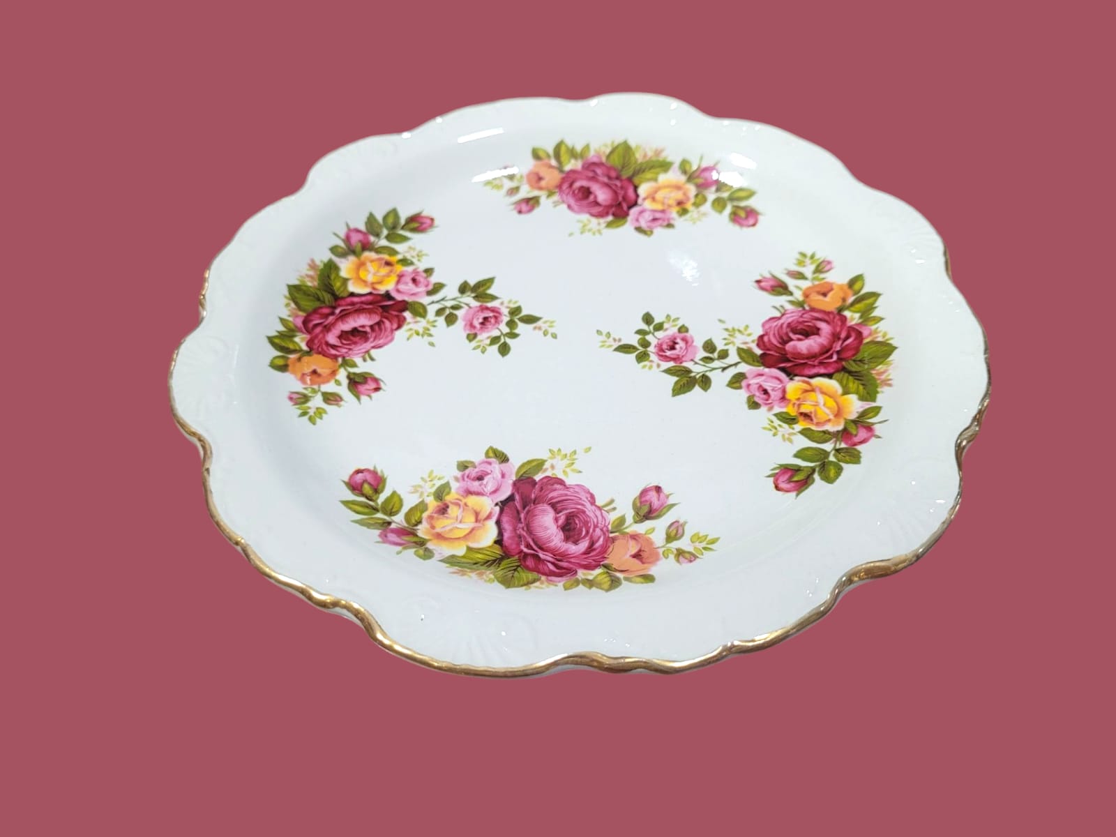 Plato de porcelana inglesa James Kent, Old Foley, con borde ondulado y detalles dorados. Diseño floral clásico para vajilla o decoración vintage.