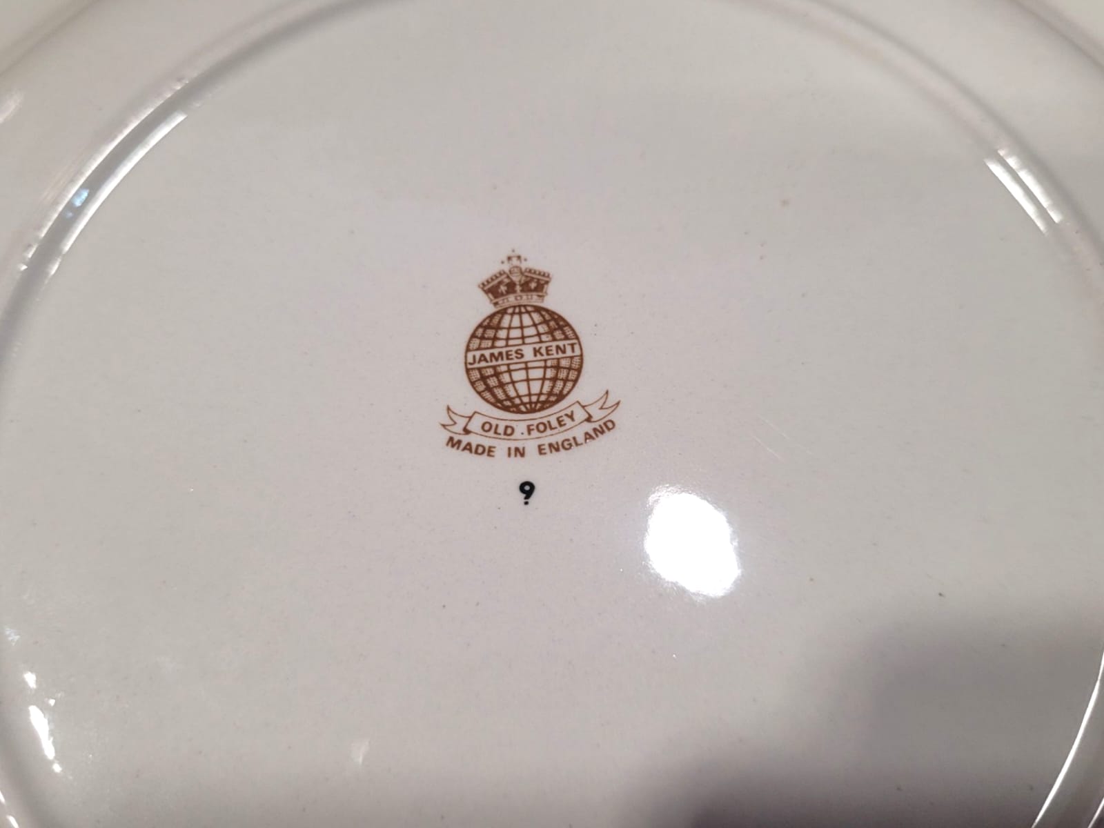 Sello en la parte trasera del plato de porcelana inglesa James Kent, Old Foley, con inscripción 'Made in England'. Auténtica pieza de colección.