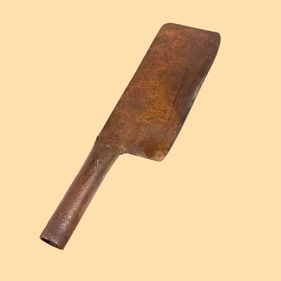 Podón antiguo de hierro forjado con hoja oxidada, herramienta de poda tradicional ideal para decoración rústica en hogar o jardín.
