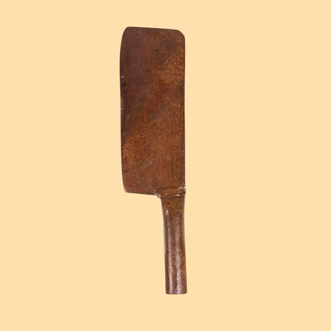 Podón antiguo de hierro forjado con hoja oxidada y mango corto, ideal para decoración rústica en hogar o jardín. Herramienta única de colección artesanal.
