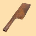Podón antiguo de hierro forjado con hoja oxidada, herramienta de poda tradicional ideal para decoración rústica en hogar o jardín.