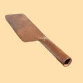 Podón antiguo de hierro forjado con hoja ancha y mango tubular, ideal para decoración rústica en hogar o jardín. Herramienta única de colección.