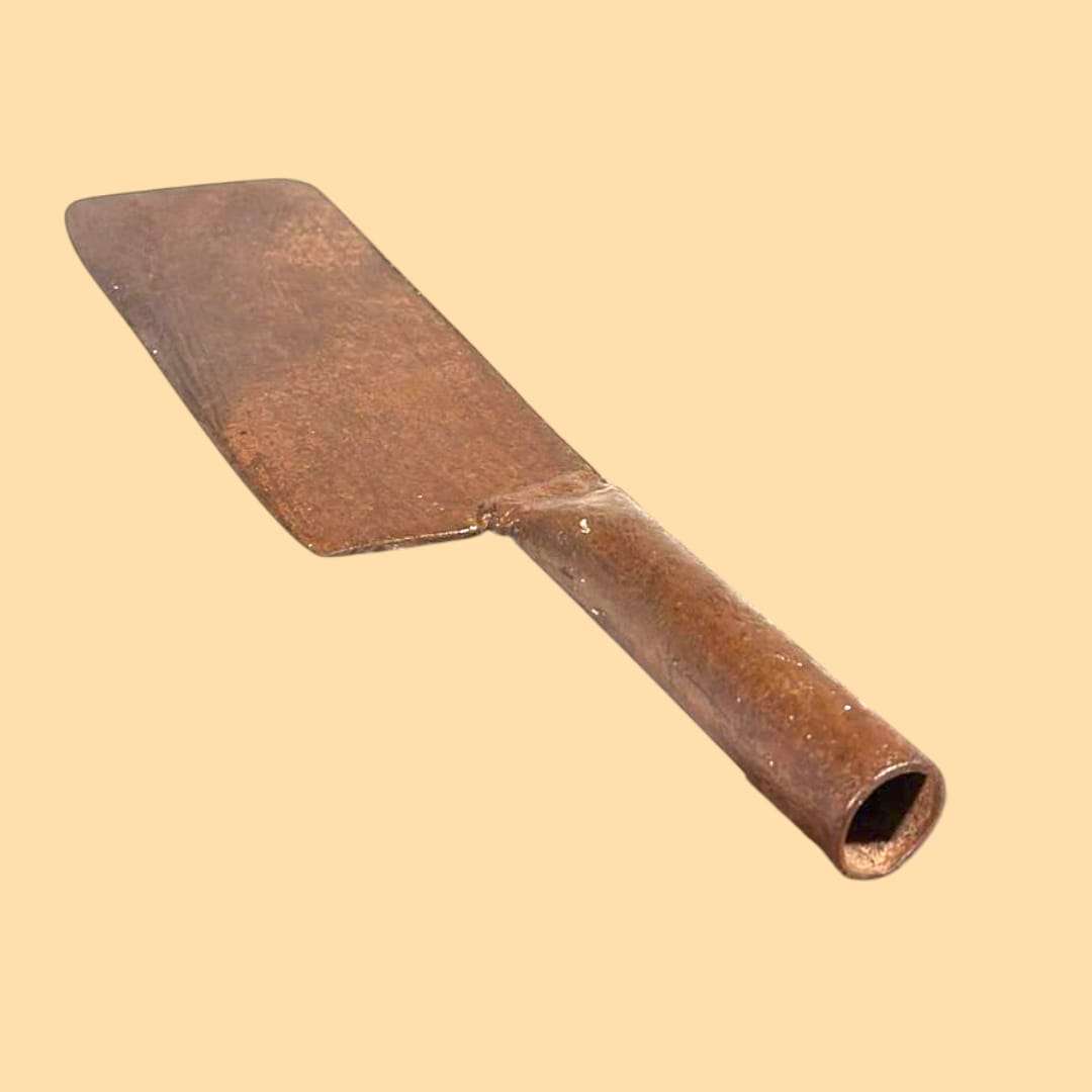 Podón antiguo de hierro forjado con hoja ancha y mango tubular, ideal para decoración rústica en hogar o jardín. Herramienta única de colección.