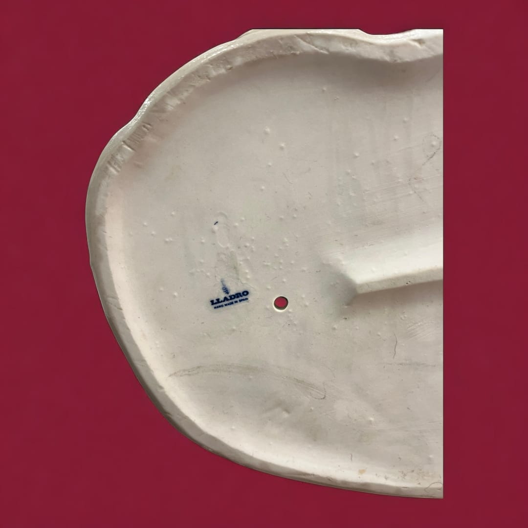Base de escultura Lladró con sello distintivo de autenticidad. Detalle esencial para coleccionistas de porcelana de alta calidad.