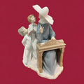 Figura de porcelana Lladró con monja tocando el piano y niños. Obra artística detallada, ideal para decoración sofisticada y coleccionismo.
