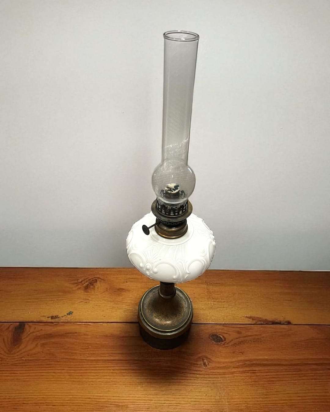 Quinqué decorativo de opalina blanca con tulipa de cristal, pieza única para decoración de hogar en estilo vintage o nostálgico.