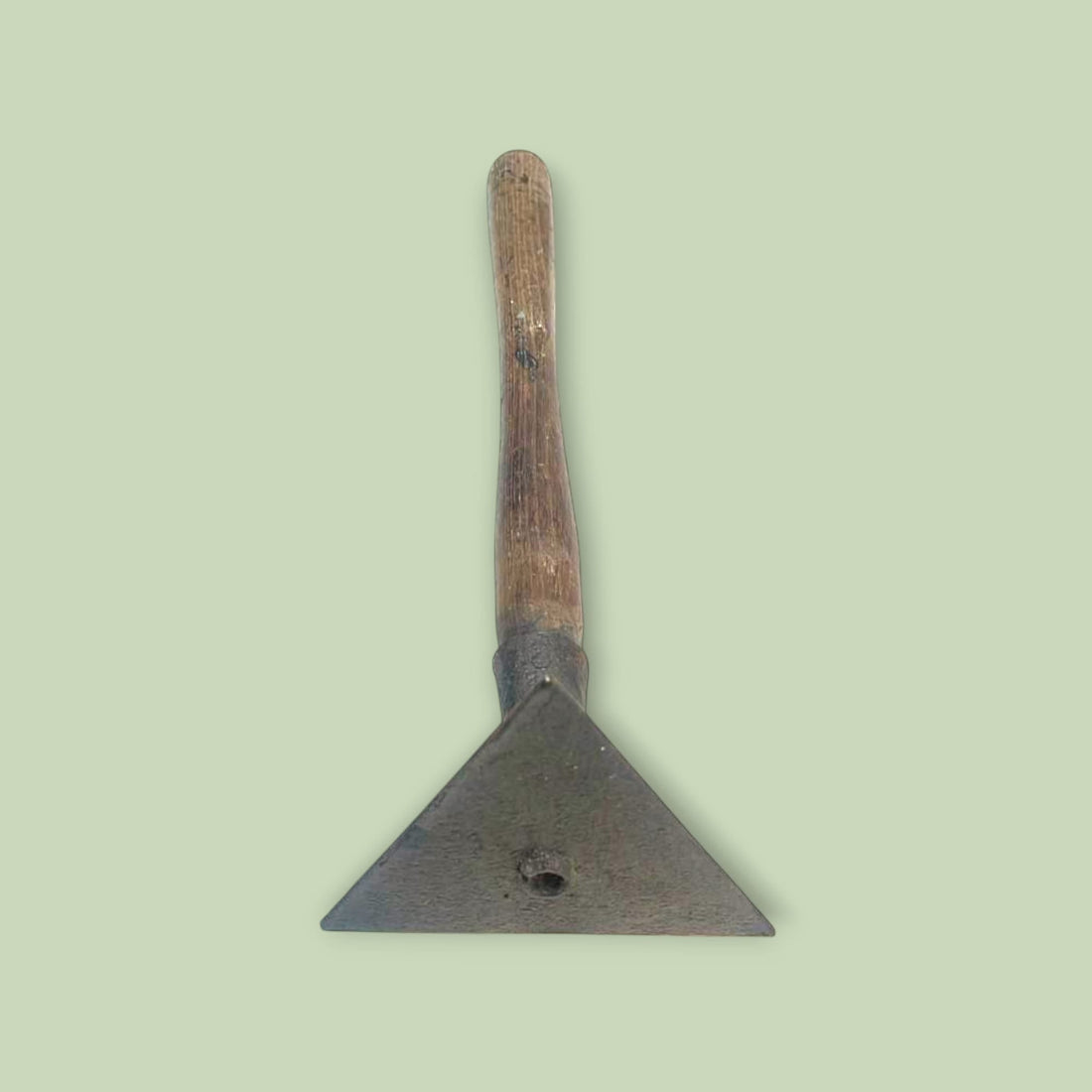 Raspador triangular de pintura antiguo en hierro y madera – vista frontal.