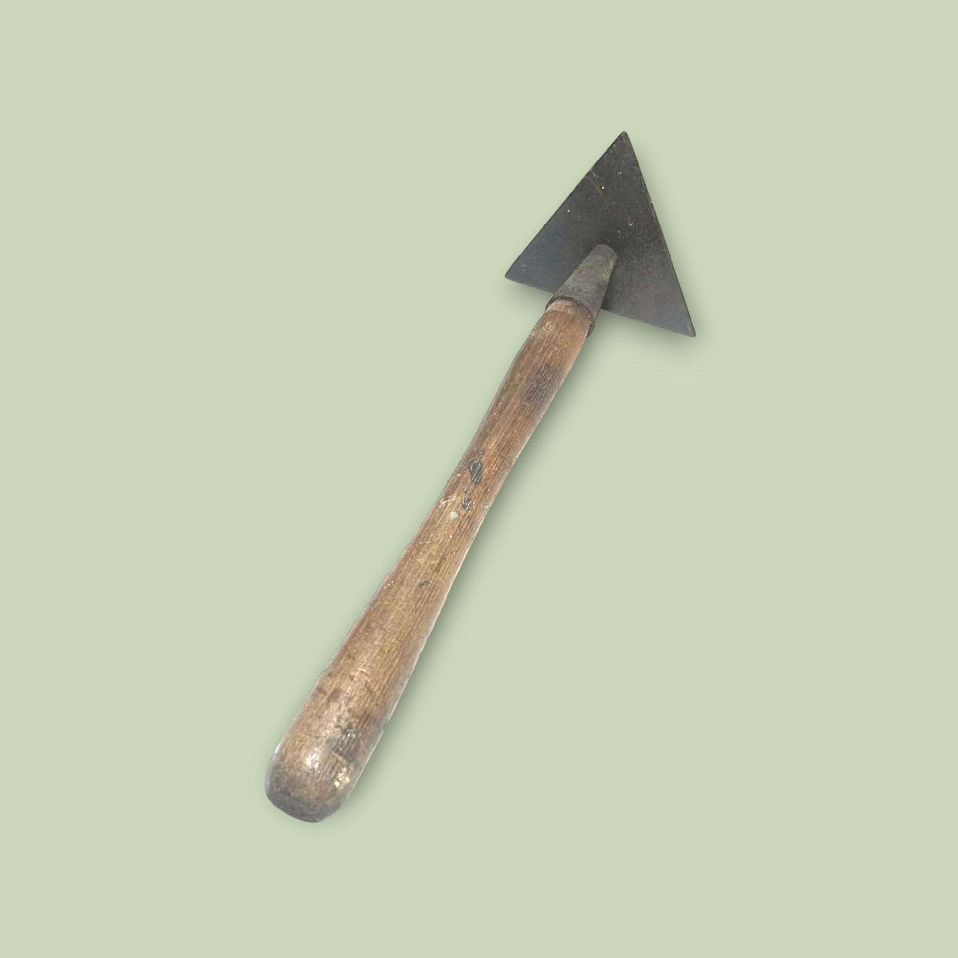 Herramienta antigua de restauración con cabezal triangular afilado.