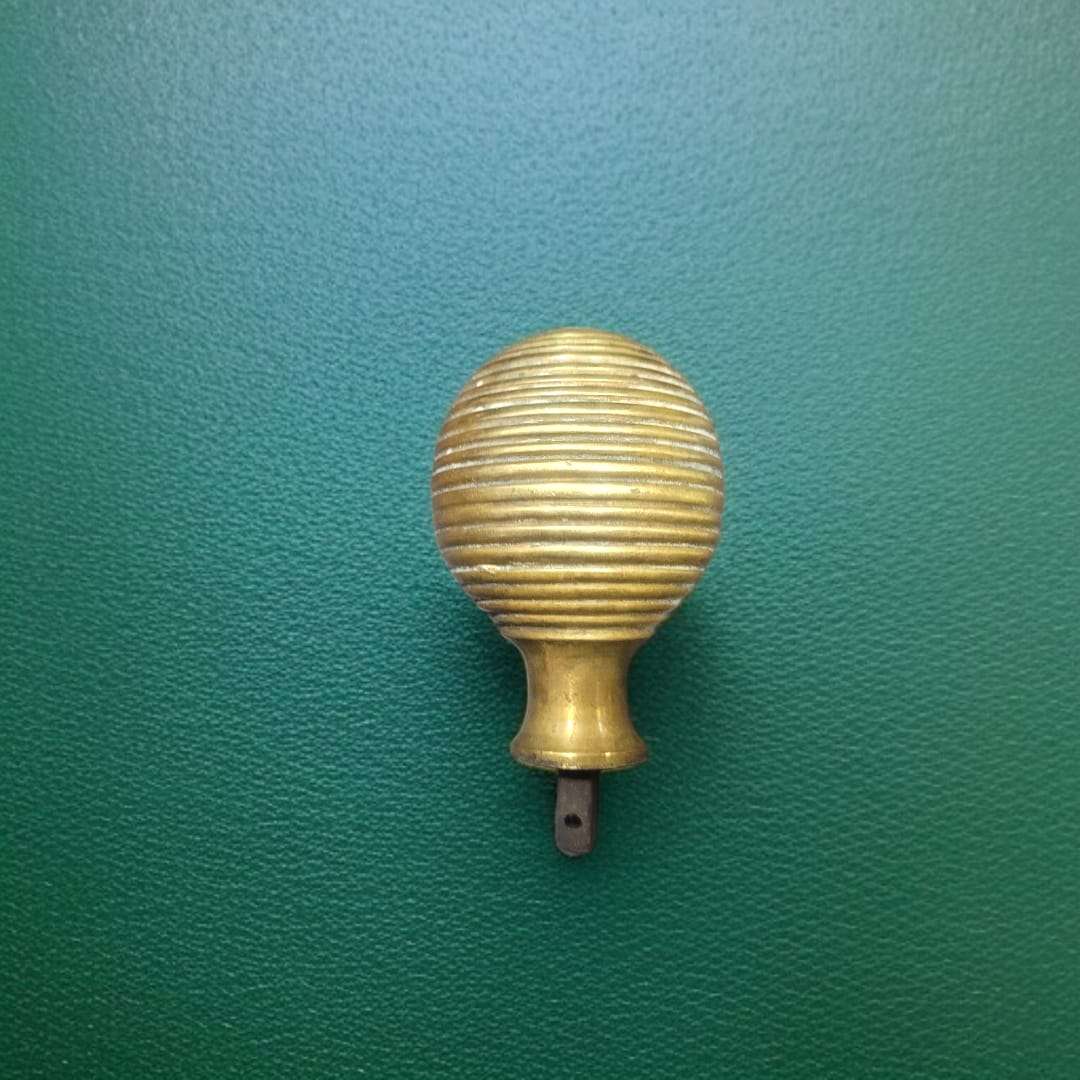 Pomo de bronce con forma de colmena para puerta antigua

