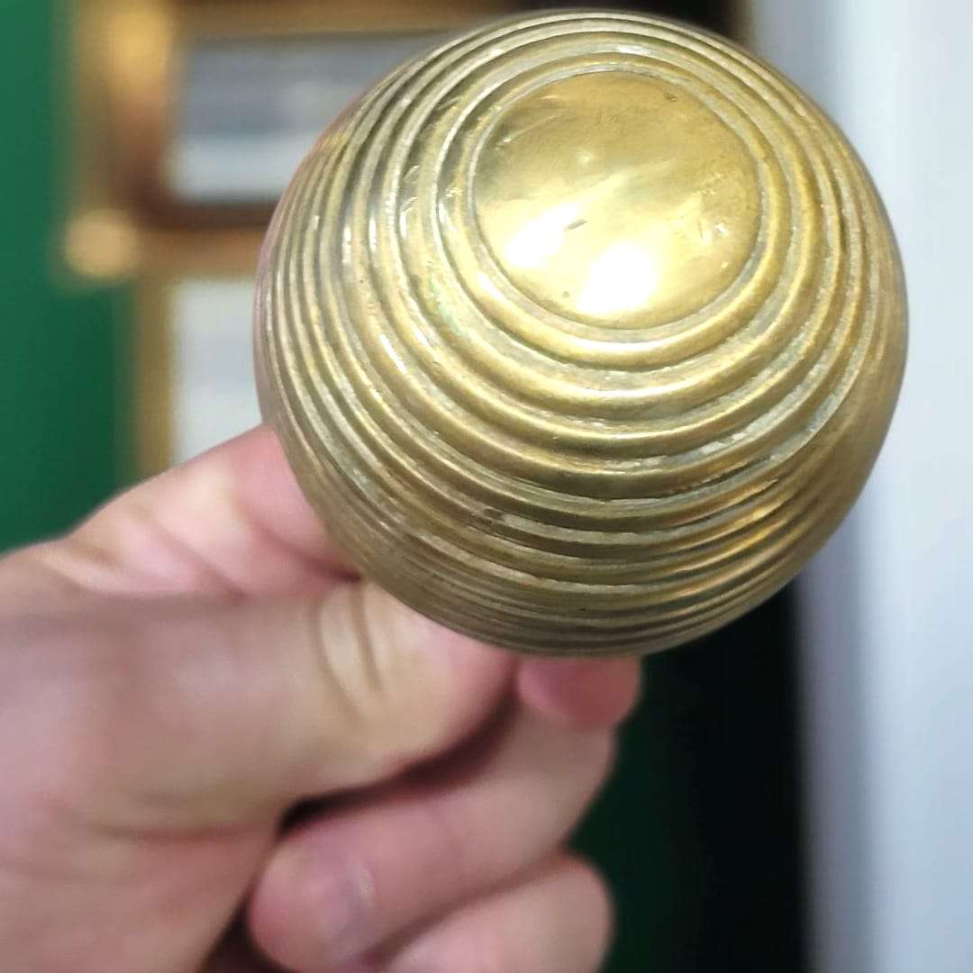 Primer plano del pomo de bronce beehive mostrando el diseño estriado