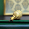 Primer plano del pomo de bronce beehive mostrando el diseño estriado