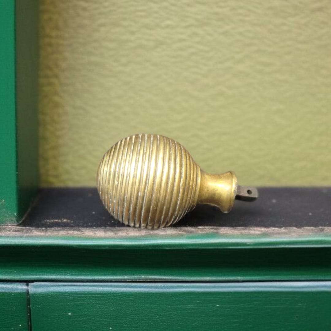 Pomo clásico de bronce beehive tumbado lateralmente
