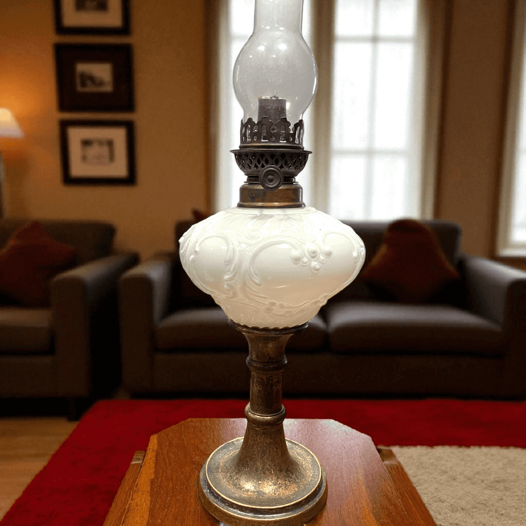 Quinqué vintage con opalina blanca y tulipa de cristal sobre mesa de madera en sala elegante. Decoración clásica para hogar con estilo retro.