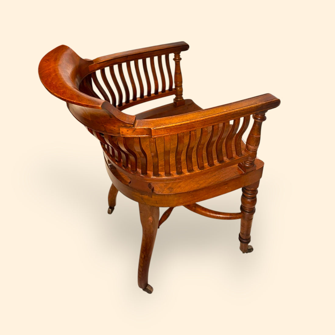 La madera de roble presenta un tono cálido, con vetas visibles y brillo natural, ideal para interiores clásicos, despachos, estudios, bibliotecas o espacios vintage con personalidad.