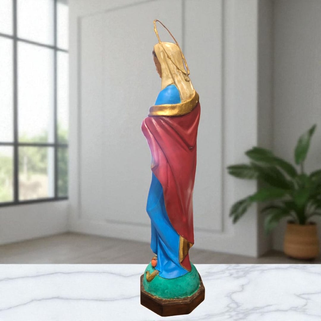 Primer plano del rostro sereno y manos en oración de la Inmaculada Concepción de Olot.