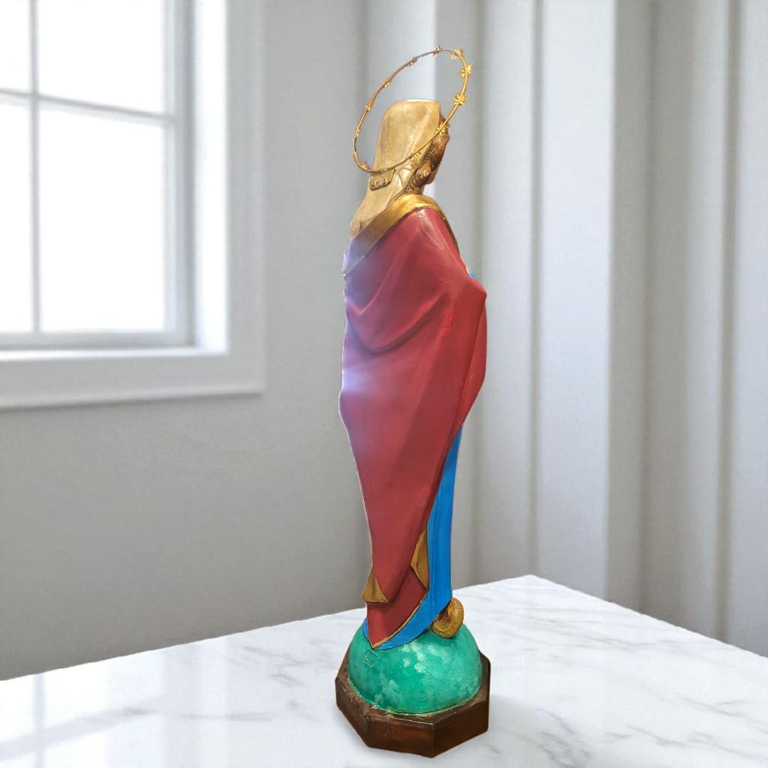 Imagen enfocada en la base con el detalle de la serpiente vencida bajo los pies de la Virgen.