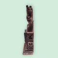 Escultura lateral de la Virgen María con Niño Jesús en roble tallado estilo románico, ideal para decoración religiosa en el hogar.