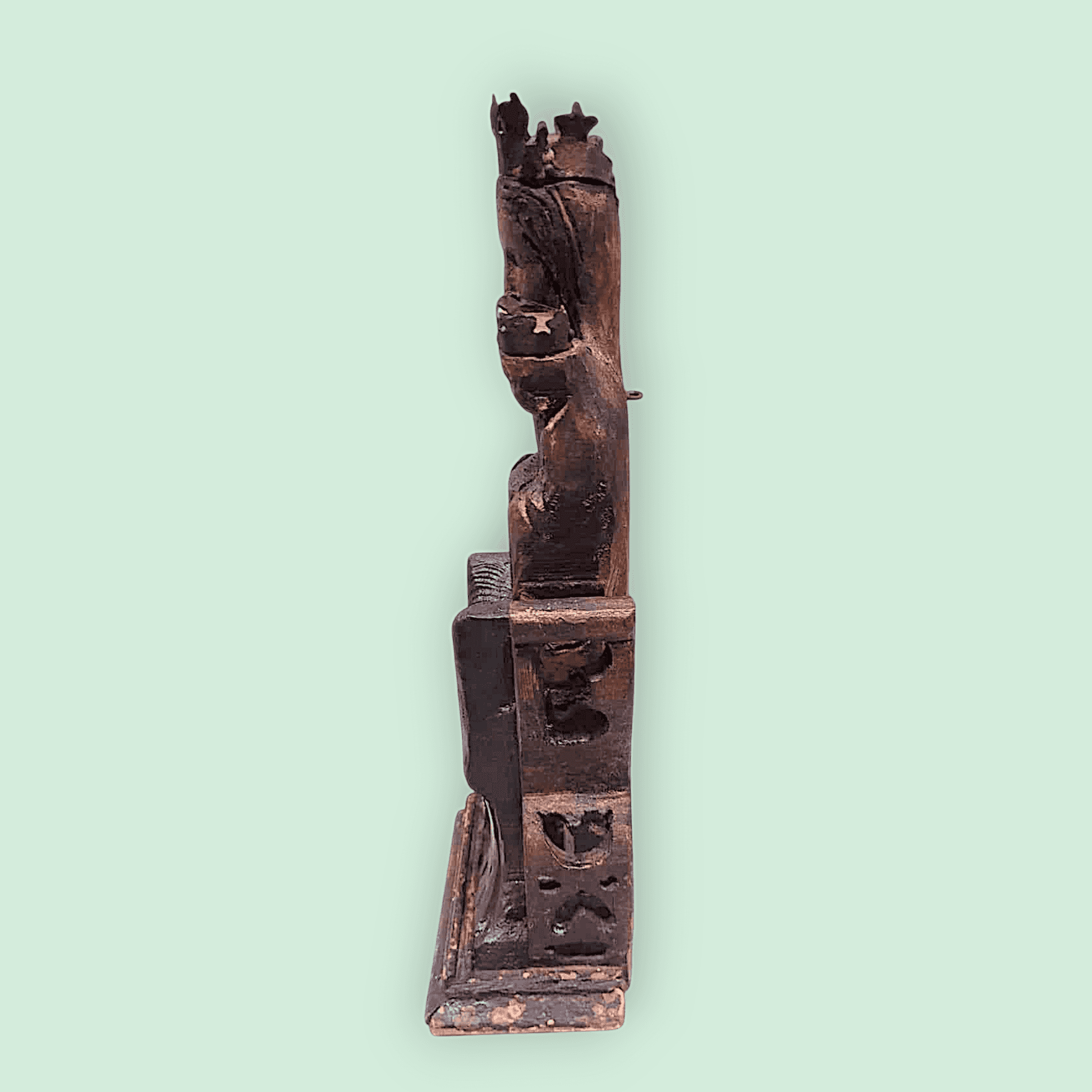 Escultura lateral de la Virgen María con Niño Jesús en roble tallado estilo románico, ideal para decoración religiosa en el hogar.
