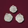 Lote de platos de cristal con forma de hoja antiguos sobre fondo burdeos. Diseño detallado ideal para decoración vintage en el hogar.