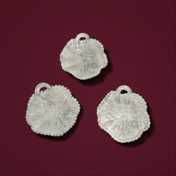 Lote de platos de cristal con forma de hoja antiguos sobre fondo burdeos. Diseño detallado ideal para decoración vintage en el hogar.