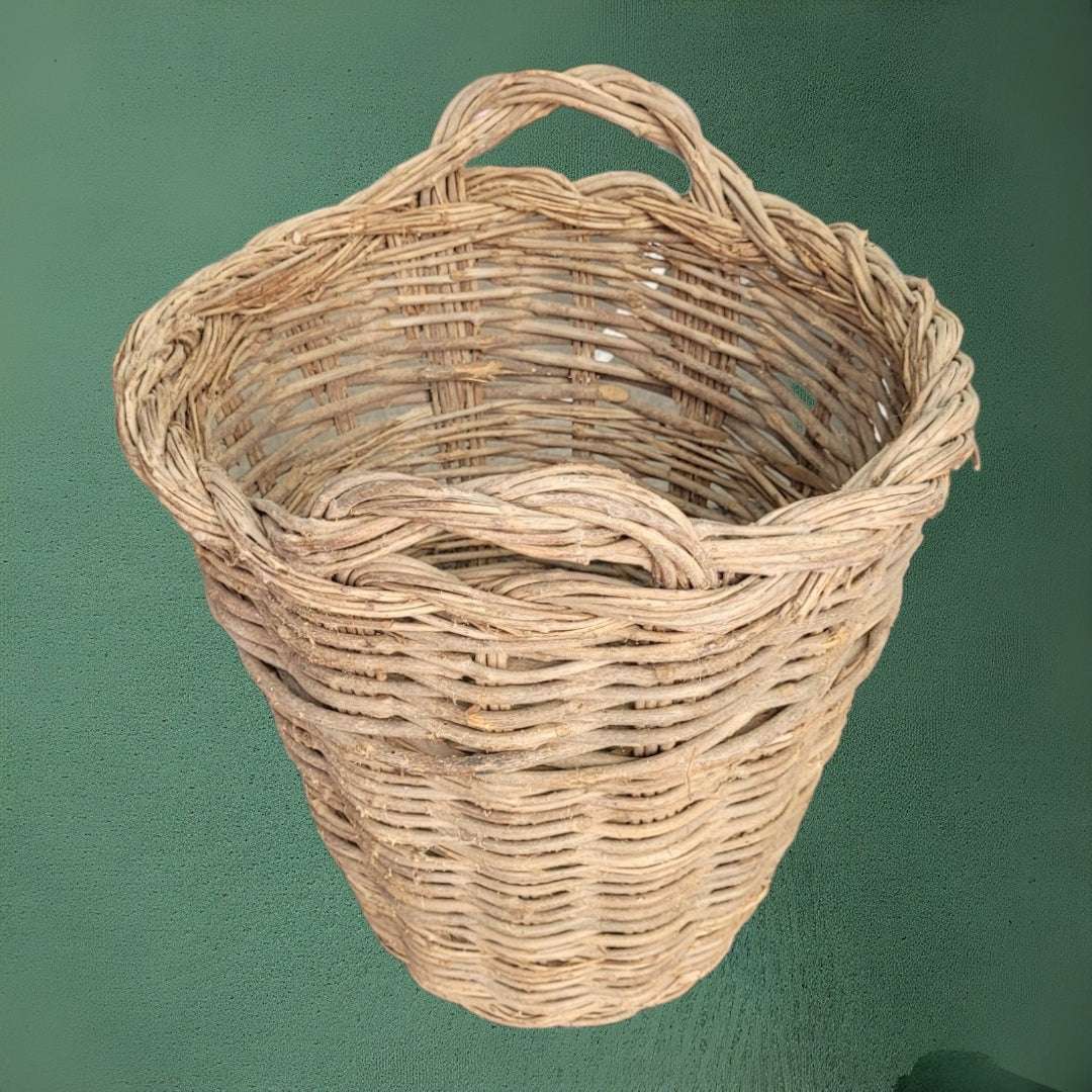 Cesta vintage de vendimia jerezana de los años 60-70, tejida a mano con fibras naturales. Perfecta para decorar o almacenar en espacios interiores.