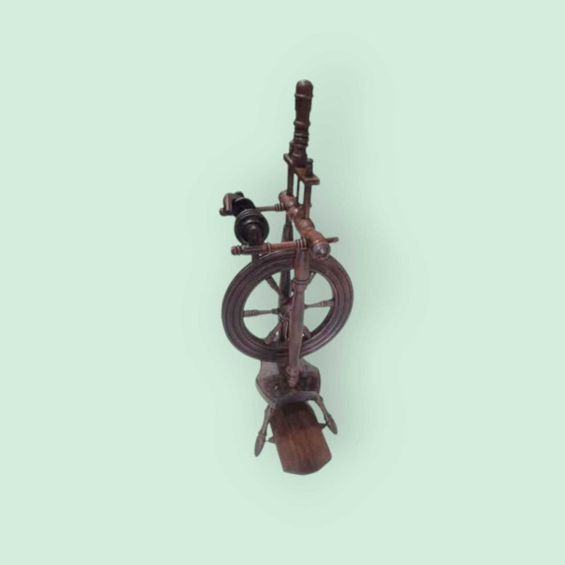 Rueca de madera antigua tratada para decoración