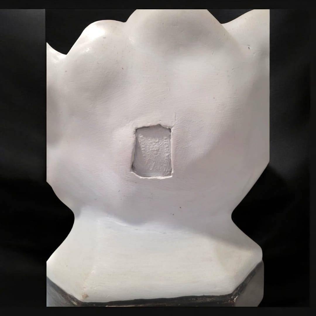 Detalle de la base trasera de la figura Sagrado Corazón de Jesús majestuosa y religiosa, con sello de autenticidad en relieve.