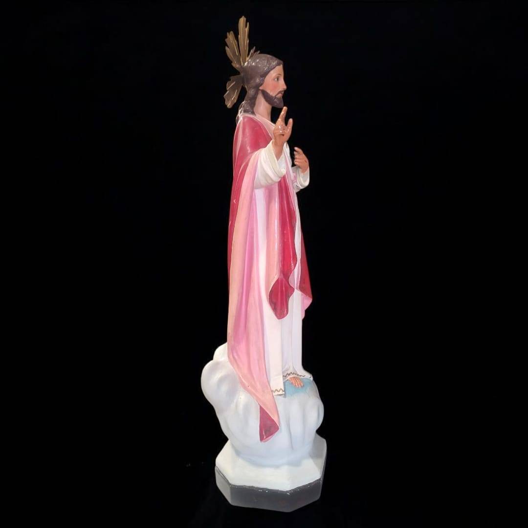 Figura Sagrado Corazón de Jesús majestuosa y religiosa vista desde el lateral derecho, sobre base de nubes y con detalles artesanales.