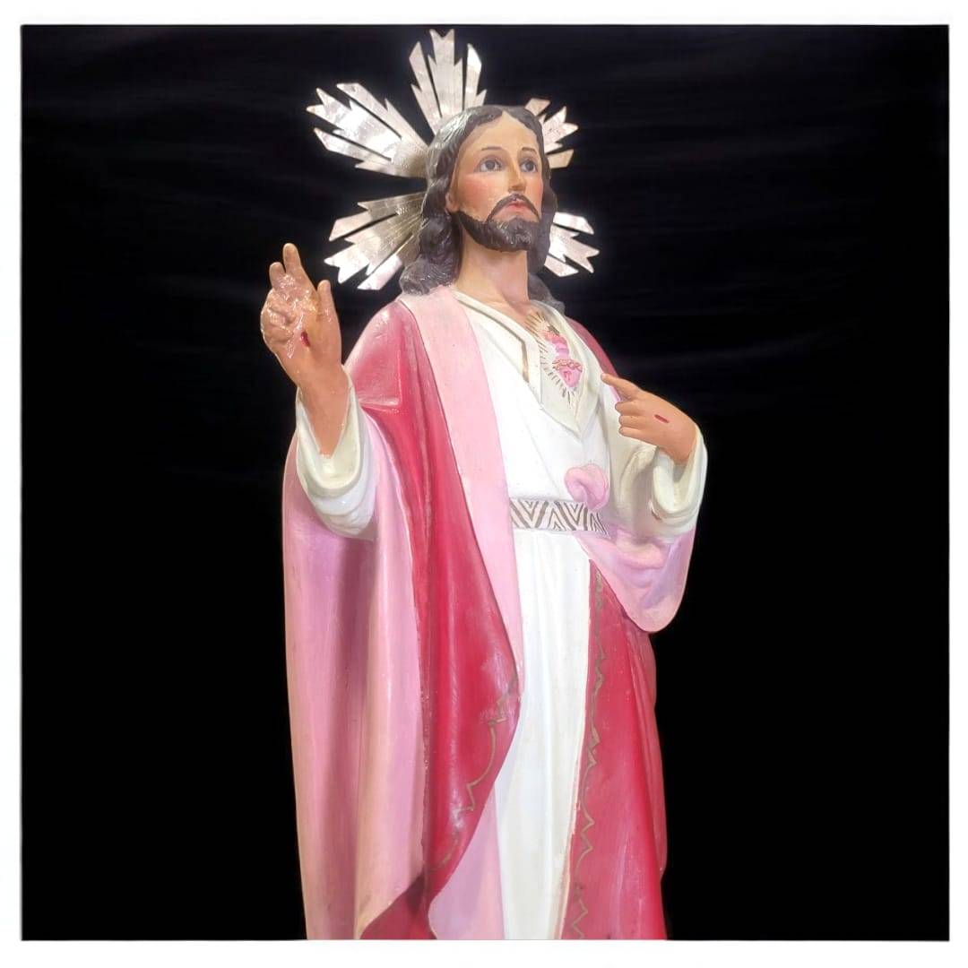 Primer plano de la figura Sagrado Corazón de Jesús majestuosa y religiosa, resaltando el rostro sereno, la aureola y el corazón expuesto.