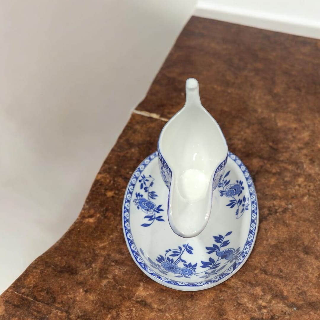 Detalle del esmaltado artesanal en la Salsera en Porcelana Esmaltada, mostrando su textura única.