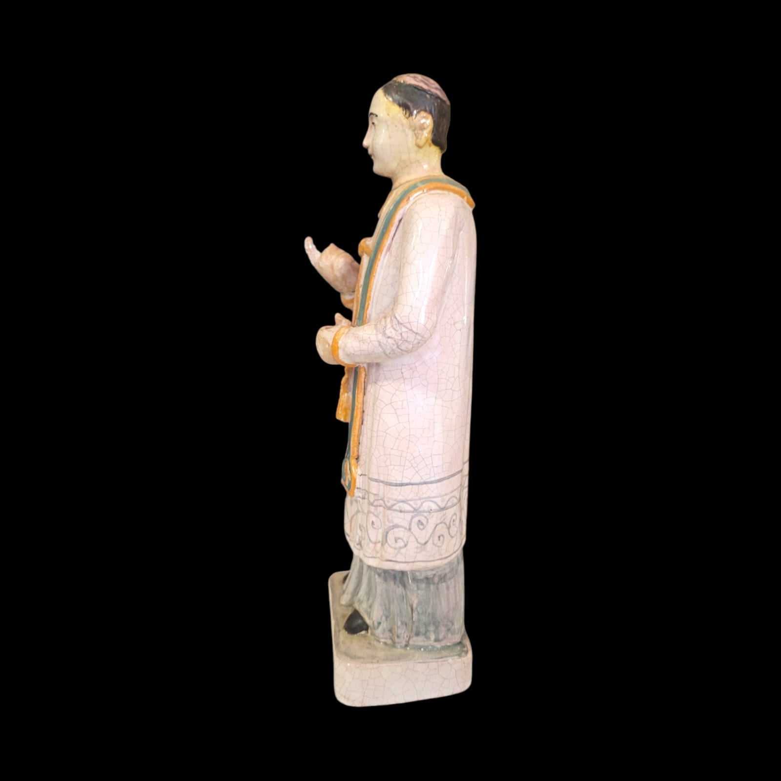 Vista lateral derecha de la figura de San Mathurin en terracota, con vestimenta detallada y expresión serena, ideal para espacios de oración.