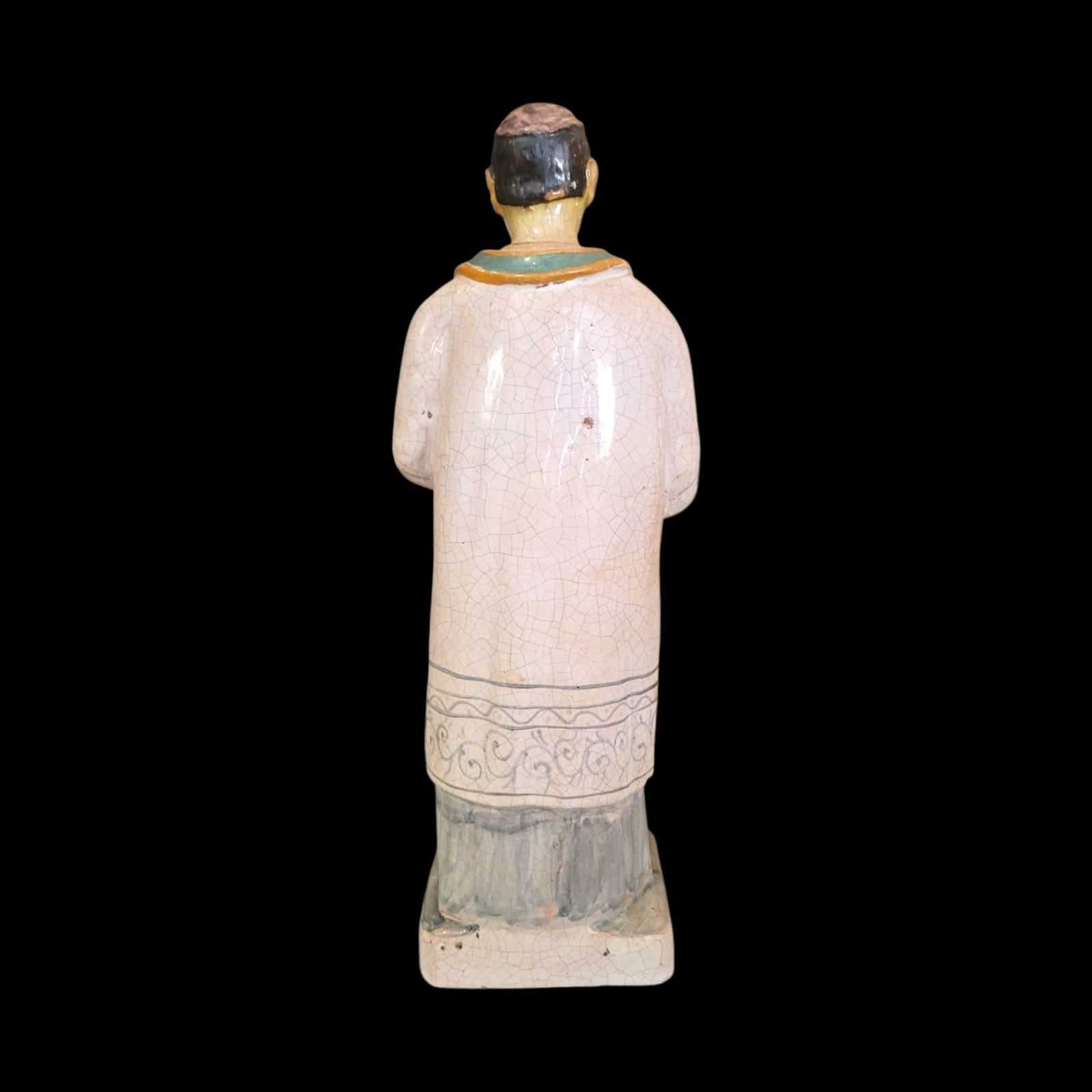 Parte trasera de la escultura de San Mathurin en terracota, mostrando el acabado artesanal y textura craquelada típica de piezas devocionales.