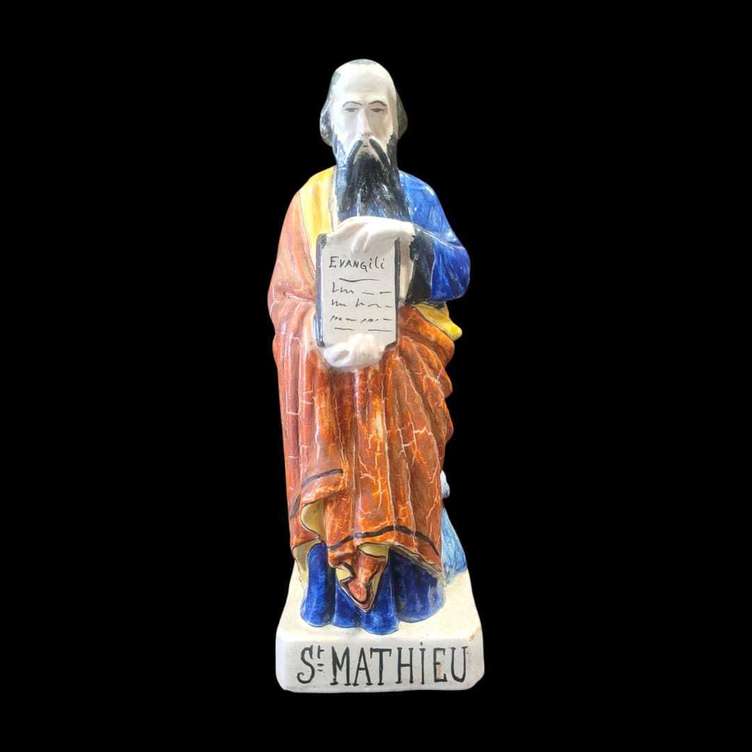 Figura frontal de San Mathieu en terracota pintada a mano con inscripción 'Évangile', ideal para decoración espiritual y coleccionistas.