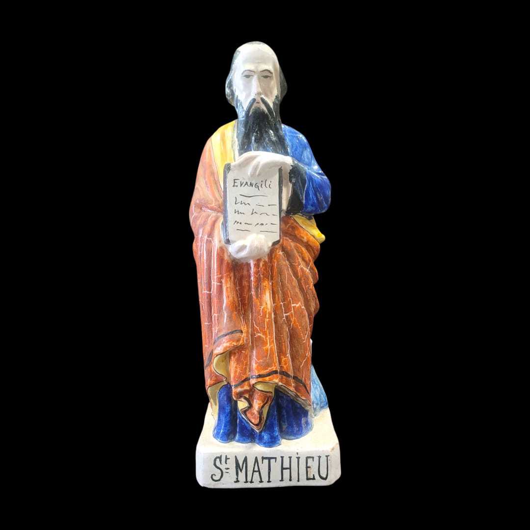 Figura antigua de terracota de San Mathieu pintada a mano con acabado craquelado, ideal para decoración religiosa en interiores.
