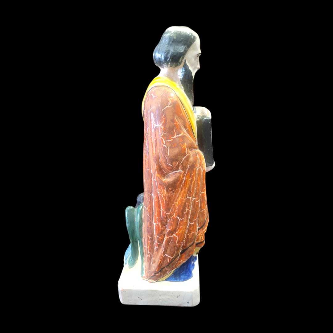 Vista lateral de figura de San Mathieu en terracota pintada a mano, mostrando detalles envejecidos y colores vivos para decoración clásica.