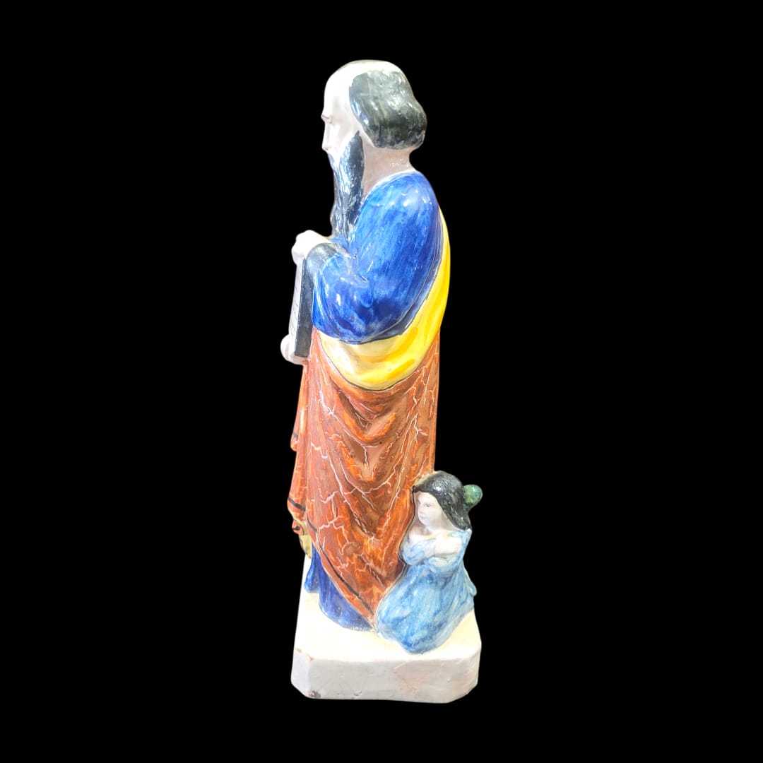 Figura de San Mathieu pintada a mano en terracota con acompañante infantil, pieza decorativa única para espacios religiosos o rústicos.